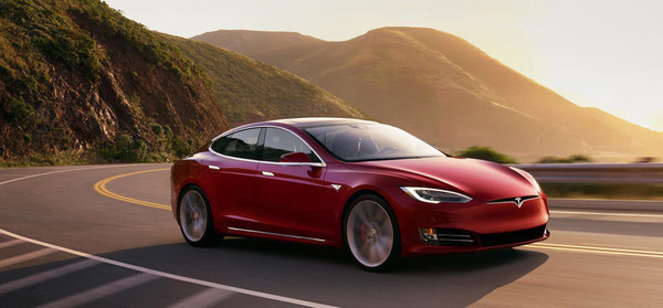 В августе Tesla начнет тестировать автопилоты в своих электромобилях