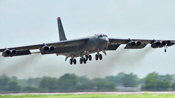 США перебросили на передовую базу Ферфорд бомбардировщик B-52H Stratofortress
